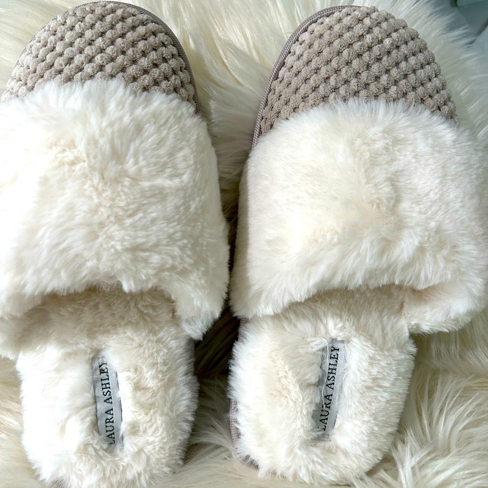 LAURA ASHLEY WOMENS FLUFFY HOUSESHOES